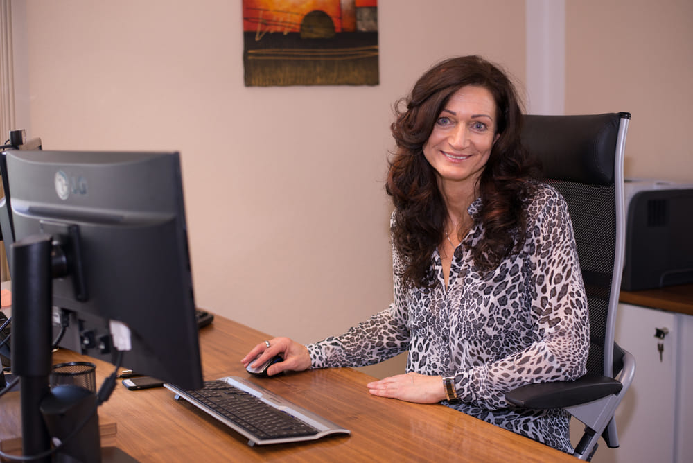 Michaela Putzl an ihrem Schreibtisch vor dem PC